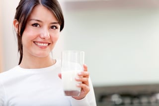 girl-drinking-milk-vitamind-bowleg-bowlegged-bowleggs-nutrition.jpeg